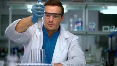 男科学家在化学实验室进行研究